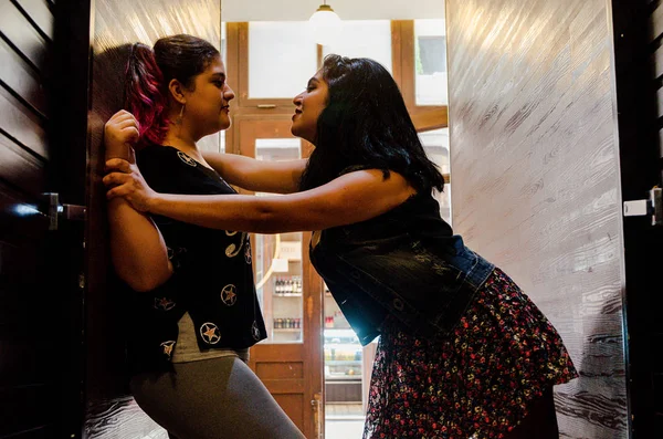 Dos mujeres lesbianas acariciándose fuertemente, concepto de amor entre personas del mismo sexo — Foto de Stock