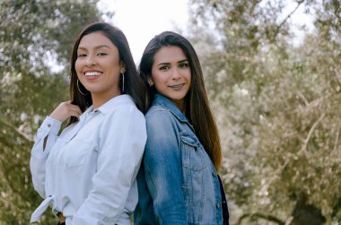 Park içinde kadınların en iyi iki arkadaş bir gün sonbaharın arka plan