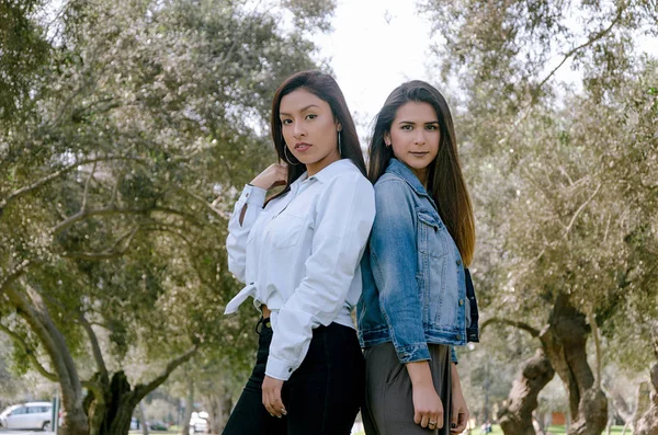 Deux femmes meilleures amies sur fond de parc un jour d'automne — Photo