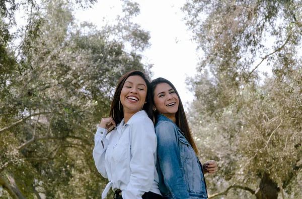 Дві жінки найкращі друзі на фоні парку день осені — стокове фото