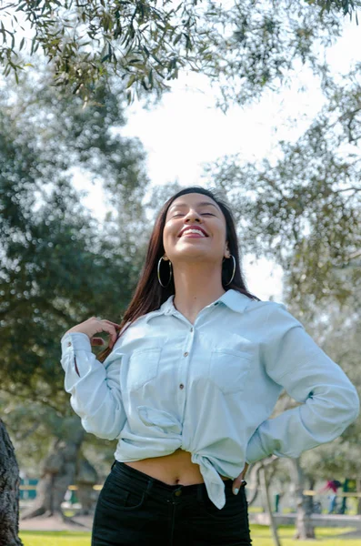 Femme souriante levant les yeux vers le ciel bleu prenant une profonde respiration célébrant la liberté. Émotion humaine positive expression du visage sentiment vie perception succès paix esprit concept . — Photo