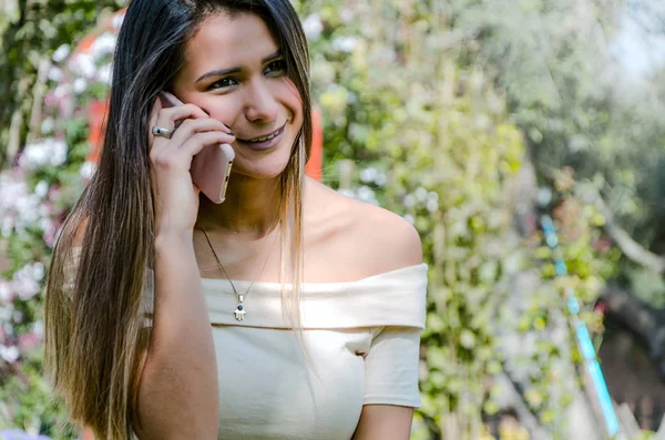 Красива молода усміхнена жінка говорить на мобільний телефон — стокове фото