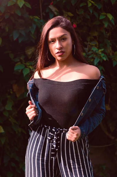 Güzel Sanatlar yumuşak sıcak renkler genç ihale masum genç kız portresi