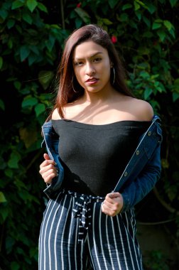 Güzel Sanatlar yumuşak sıcak renkler genç ihale masum genç kız portresi