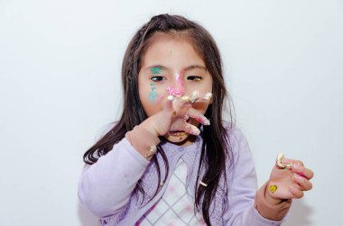 Sevimli küçük kız ile pasta yüzüne bulaşmış.