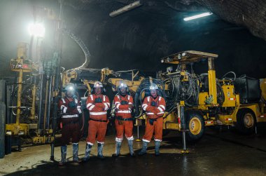 Maden işçiler ve maden içinde büyük makineleri