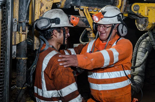 Maden işçiler ve maden içinde büyük makineleri