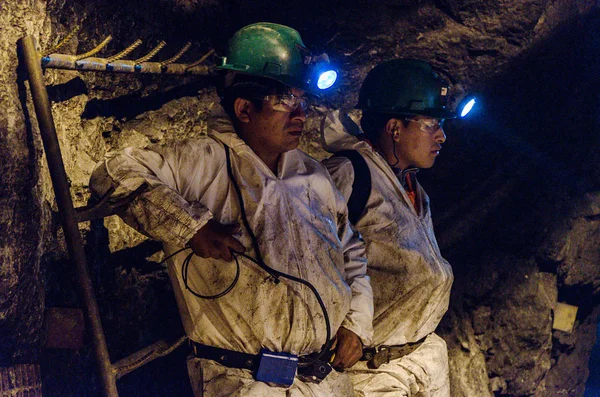 Μεταλλωρύχοι και μεγάλες μηχανές στο εσωτερικό του ορυχείου — Φωτογραφία Αρχείου