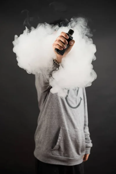 Mano del hombre se eleva sobre el humo con mod en un fondo negro . —  Fotos de Stock