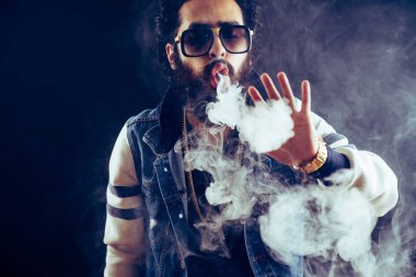 Sigara vape. bir mod tutarak vaping adam. Vape yüzük. Bir adam bir yüzük duman başlattı.