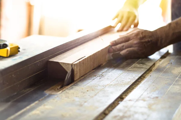 Talaş ile ahşap masa üstünde alet marangoz. Daire testere. Bir ahşap tahta kesme