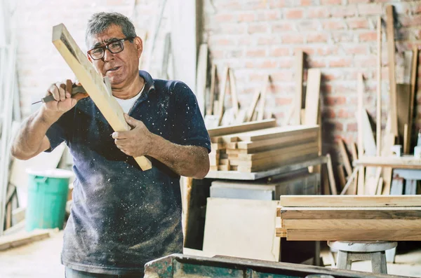 Control de carpintería superior y medidas tablón de madera . —  Fotos de Stock