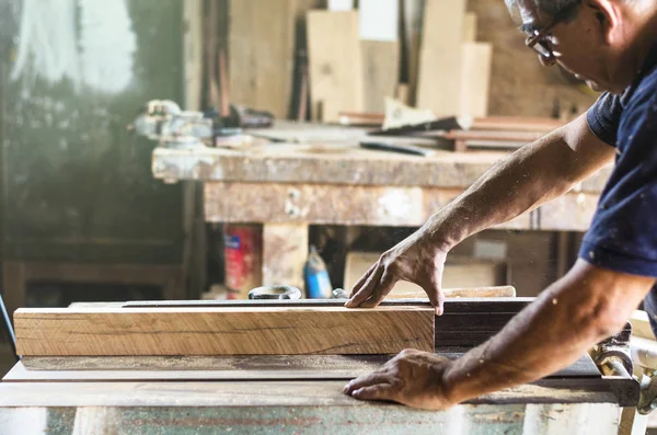 Carpintero Profesional Cortando Tablas Madera Taller —  Fotos de Stock