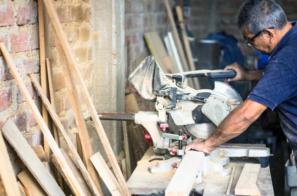 Sierra circular para cortar tableros en manos del carpintero profesional, herramienta de reparación y construcción —  Fotos de Stock