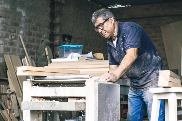 Carpintero usando lijadora de cinturón. Carpintero lijando una madera —  Fotos de Stock