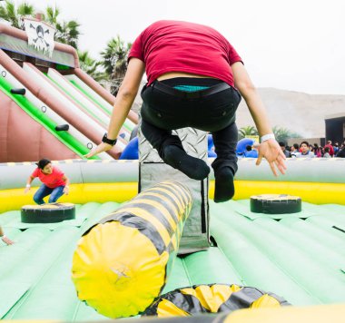 Atlama ve bir engel kaçmak genç adam.