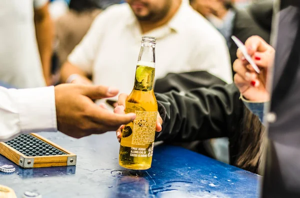 Fête d'une demi-journée avec bière sur la plage — Photo