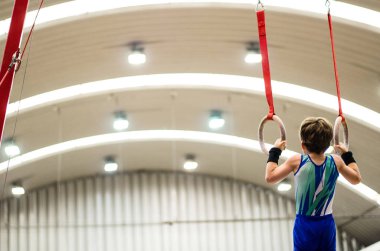 Stadyumda rekabet jimnastikçi çocuk portresi