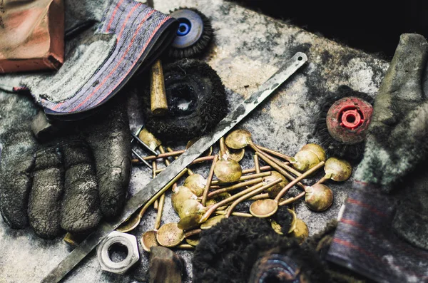 Vista superior de diferentes herramientas orfebres en el lugar de trabajo de la joyería. Vista aérea de herramientas sobre fondo rústico de madera . —  Fotos de Stock