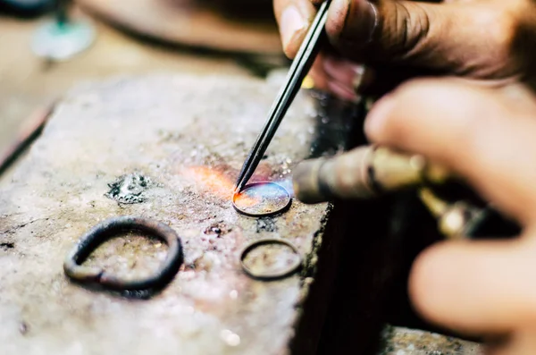 Fabricación industrial del anillo de oro. Hacer un producto de oro —  Fotos de Stock