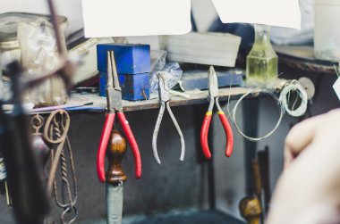 Mücevherat ve mucevherler işyeri araçlarda farklı kuyumcular.