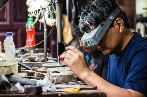 Joyería artesanal. Poner el diamante en el anillo . —  Fotos de Stock