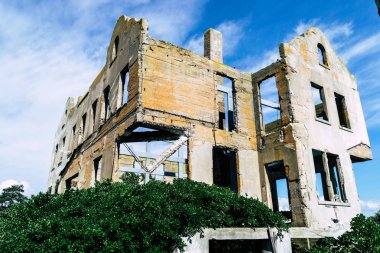 Alcatraz Adası, terk edilmiş binalar. Eski tuğla duvarlar