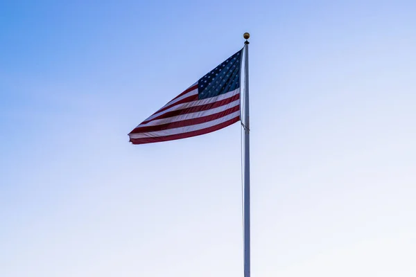 Majestoso Bandeira Dos Estados Unidos Com Fundo Azul Céu — Fotografia de Stock