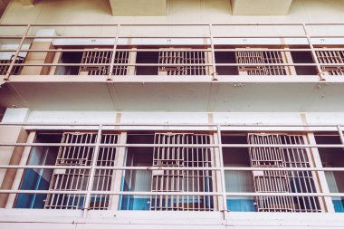 Alcatraz Adası hücrelerinin, eski bir hapishanenin bugün tarihi o günlük ana turist ziyaret yeri ve.