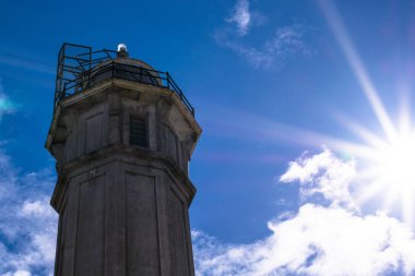 San Francisco mavi gökyüzünde karşı Alcatraz Adası feneri