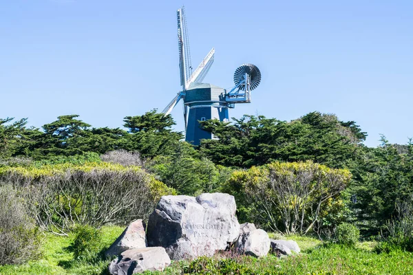 Molino de viento Murphy South Windmill en el Golden Gate Park en San Francisco, California . — Foto de Stock