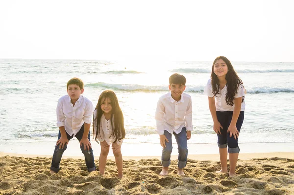 Groupe d'enfants jouant au bord de la mer . — Photo