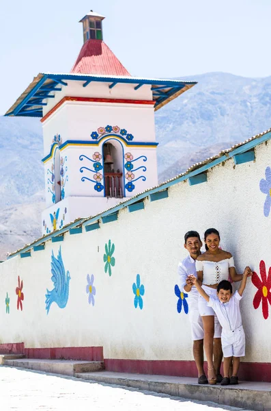 Szczęśliwa rodzina na skraju Kościół Antioquia, znajduje się w mieście o tej samej nazwie, na północ od Lima. — Zdjęcie stockowe