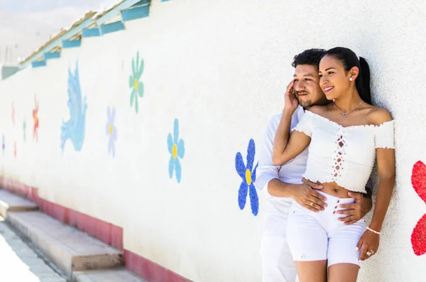 Щасливі молода пара на краю Антіокия церкви знаходиться на території міста з такою ж назвою, на північ від Ліми. — стокове фото