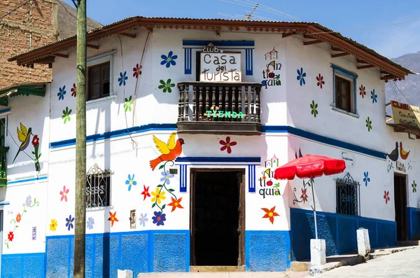 De mensen van Antioquia genieten van een wereld van fantasie. Hun huizen, deuren, straten zijn prachtig versierd met engelen, bloemen en veel dieren. — Stockfoto