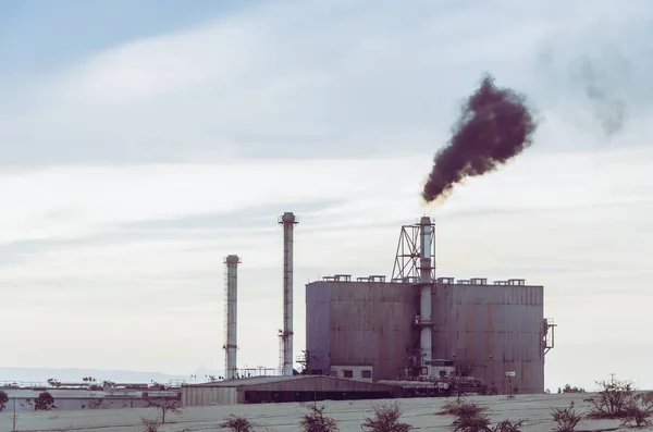 Een fabriek is rook blazen in de lucht tijdens de ochtend — Stockfoto