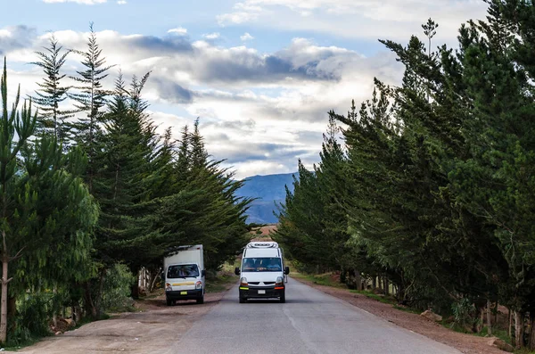 Automóvil en la carretera con un hermoso cielo en Cusco — Foto de Stock