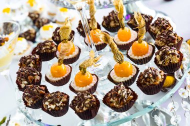 Satır ceviz ile taze yapılmış domalan ve tatlılar servis tepsisi Aguaymanto.