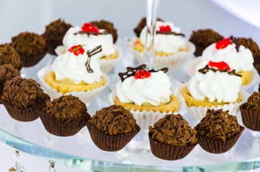 bir düğünde tatlılar