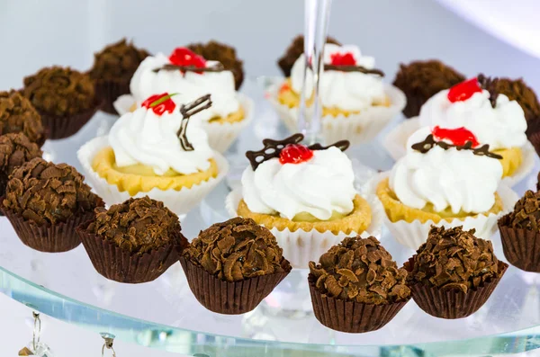 bir düğünde tatlılar