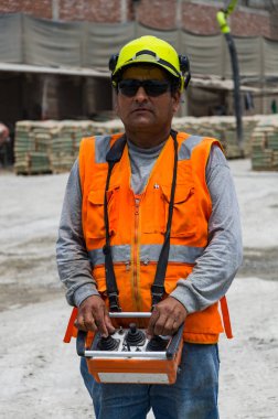 Beton pompa operatörü BOM pompa kamyon inşaat sahasında için uzaktan kumanda ile
