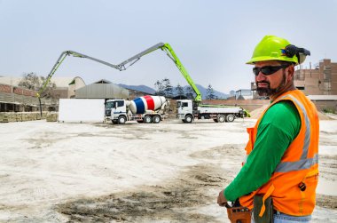 Beton pompa operatörü BOM pompa kamyon inşaat sahasında için uzaktan kumanda ile
