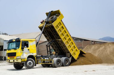 10 yarda damperli kamyon toprak dolgu projesi için bir sürü teslim
