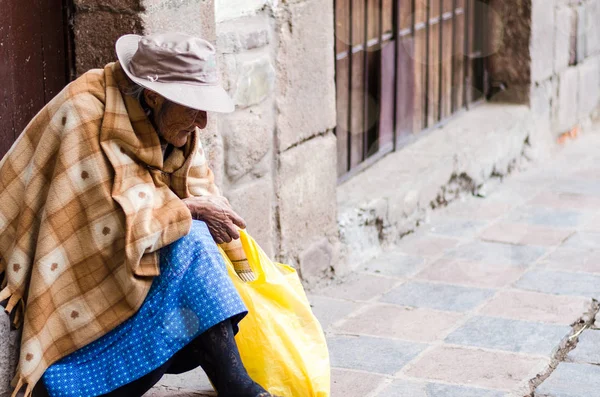 Lokale vrouw zitten in de buurt van de Plaza de Armas in Cusco, Peru — Stockfoto