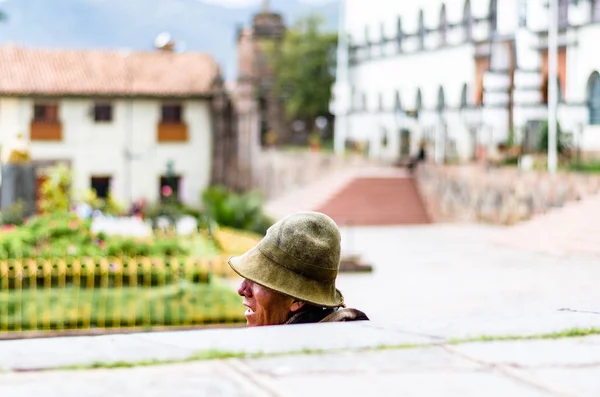 Un anciano sentado en los escalones de la Plaza de San Francisco en Cusco — Foto de Stock