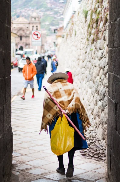 Macierzystego stara kobieta z tradycyjną odzież kolorowe od miasta Cusco spacery do rynku San Pedro — Zdjęcie stockowe