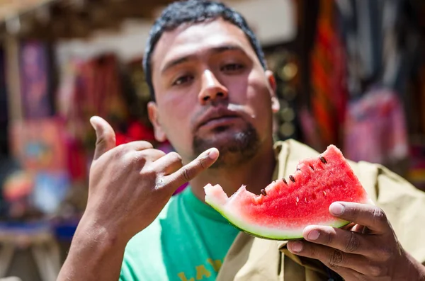 Eleganckie ciemnoskórych młody człowiek odświeżanie sam letni dzień, jeść arbuz dojrzałe — Zdjęcie stockowe