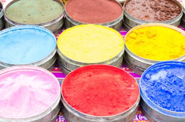 pisac, peru pazarda, renkli tozlar