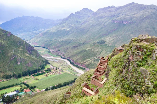 Vista desde la cima de la montaña Pisac en Cusco, también se puede ver el río Vilcanota en el fondo —  Fotos de Stock