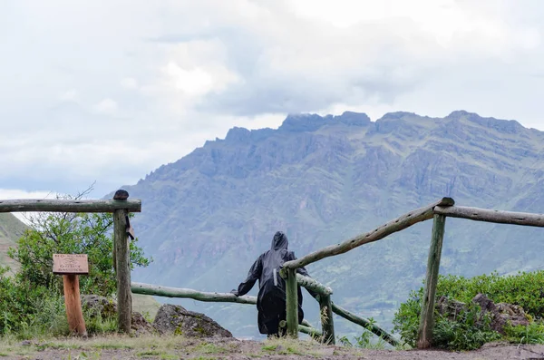 Turista explorando as trilhas incas que levam às ruínas de Pisac, Vale Sagrado, principal destino de viagem na região de Cusco, Peru . — Fotografia de Stock